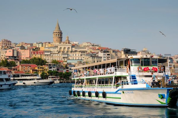 Quelle croisière propose des excursions pour découvrir les parcs nationaux en Nouvelle-Zélande?