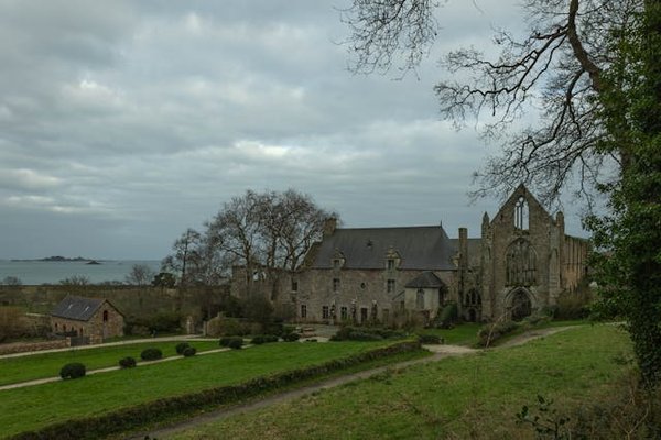 Comment organiser une visite des monastères perchés des Météores en Grèce : itinéraires et recommandations ?