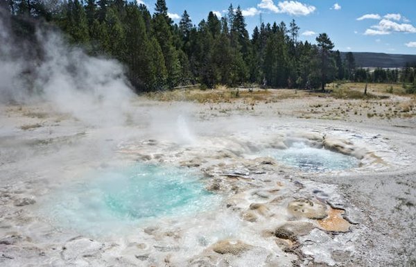 Quels sont les meilleurs parcours de randonnée pour découvrir les geysers de Yellowstone, USA : équipements et conseils ?